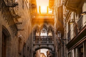 Fototapeta na Flizelinie MS-5-1030 Carrer del Bisbe, Barcelona 375 x 250 cm